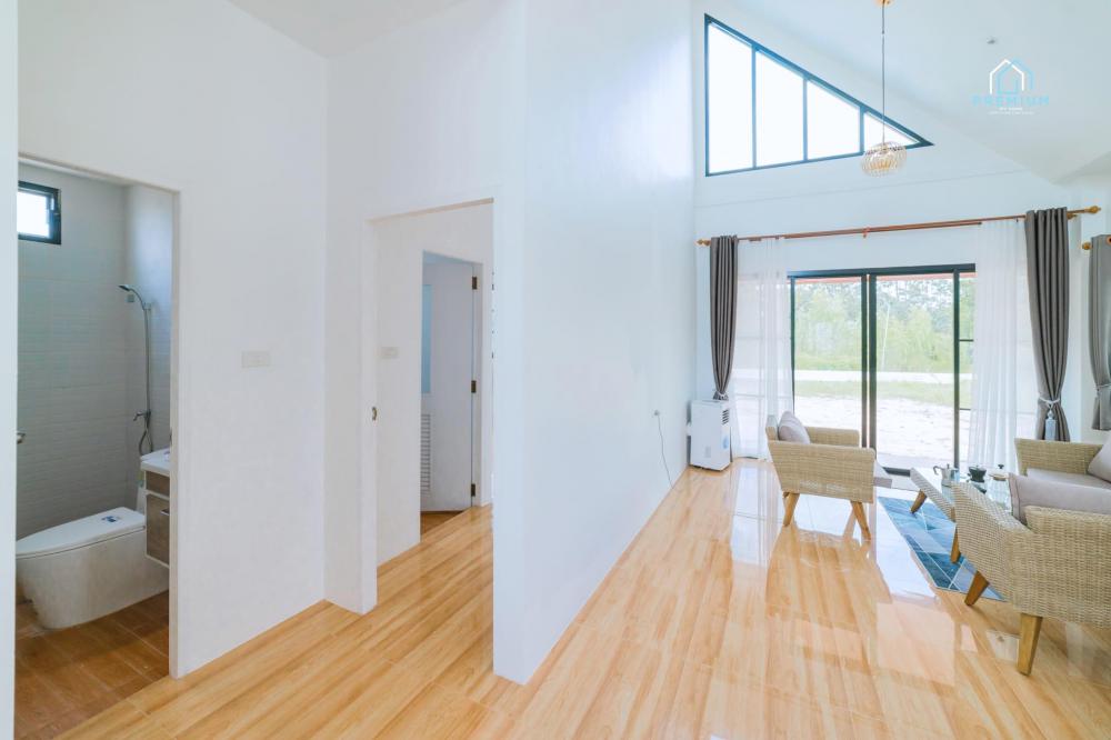 บ้านชั้นเดียวสไตล์นอร์ดิกมินิมอล 2 ห้องนอน 2 ห้องน้ำ แถบสีน้ำเงินสีตัดได้สวยงาม ภายในมินิมอลอบอุ่น รูปที่ 8