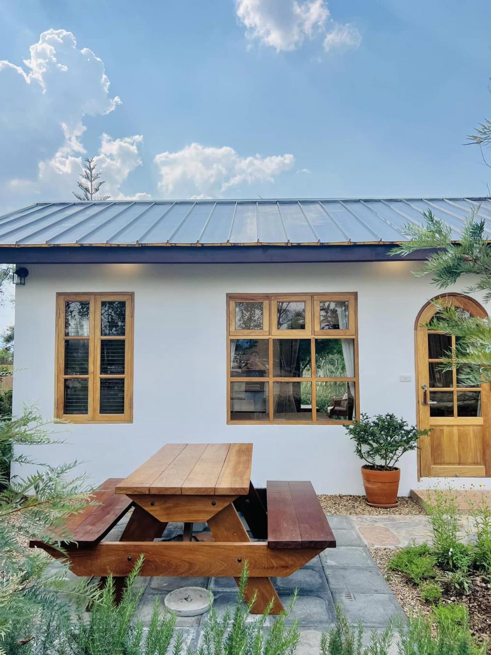 ไอเดียบ้านญี่ปุ่นขนาดเล็ก สวนดอกไม้สนามหญ้า มีลำธารไหลผ่าน บ้านสวนเวลาเขาใหญ่ รูปที่ 16