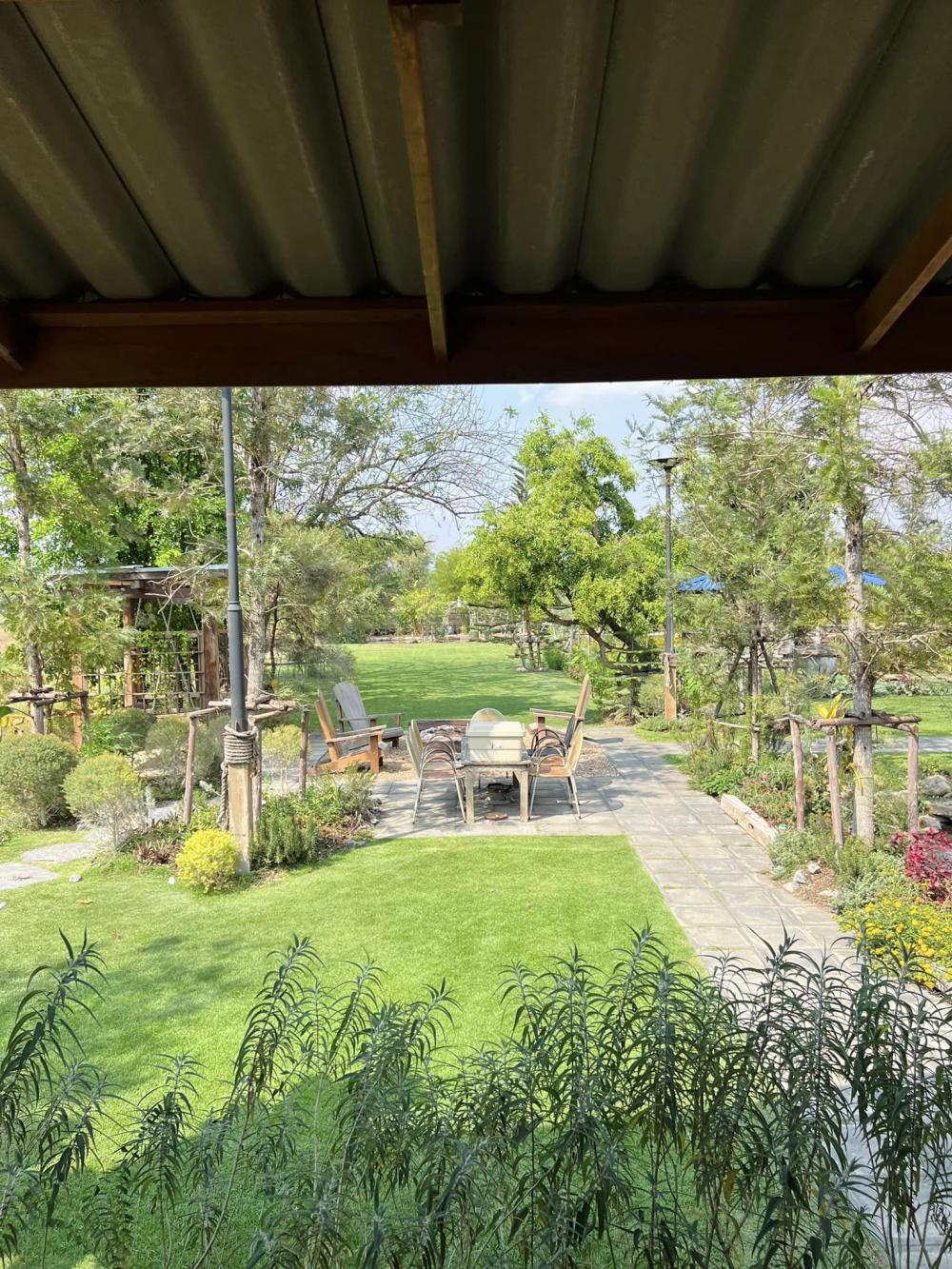 ไอเดียบ้านญี่ปุ่นขนาดเล็ก สวนดอกไม้สนามหญ้า มีลำธารไหลผ่าน บ้านสวนเวลาเขาใหญ่ รูปที่ 19