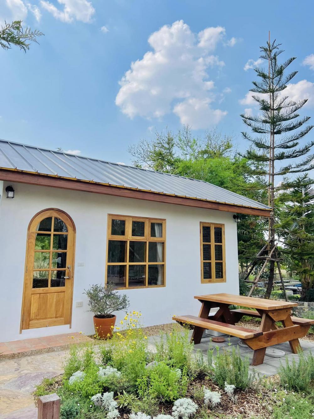 ไอเดียบ้านญี่ปุ่นขนาดเล็ก สวนดอกไม้สนามหญ้า มีลำธารไหลผ่าน บ้านสวนเวลาเขาใหญ่ รูปที่ 21