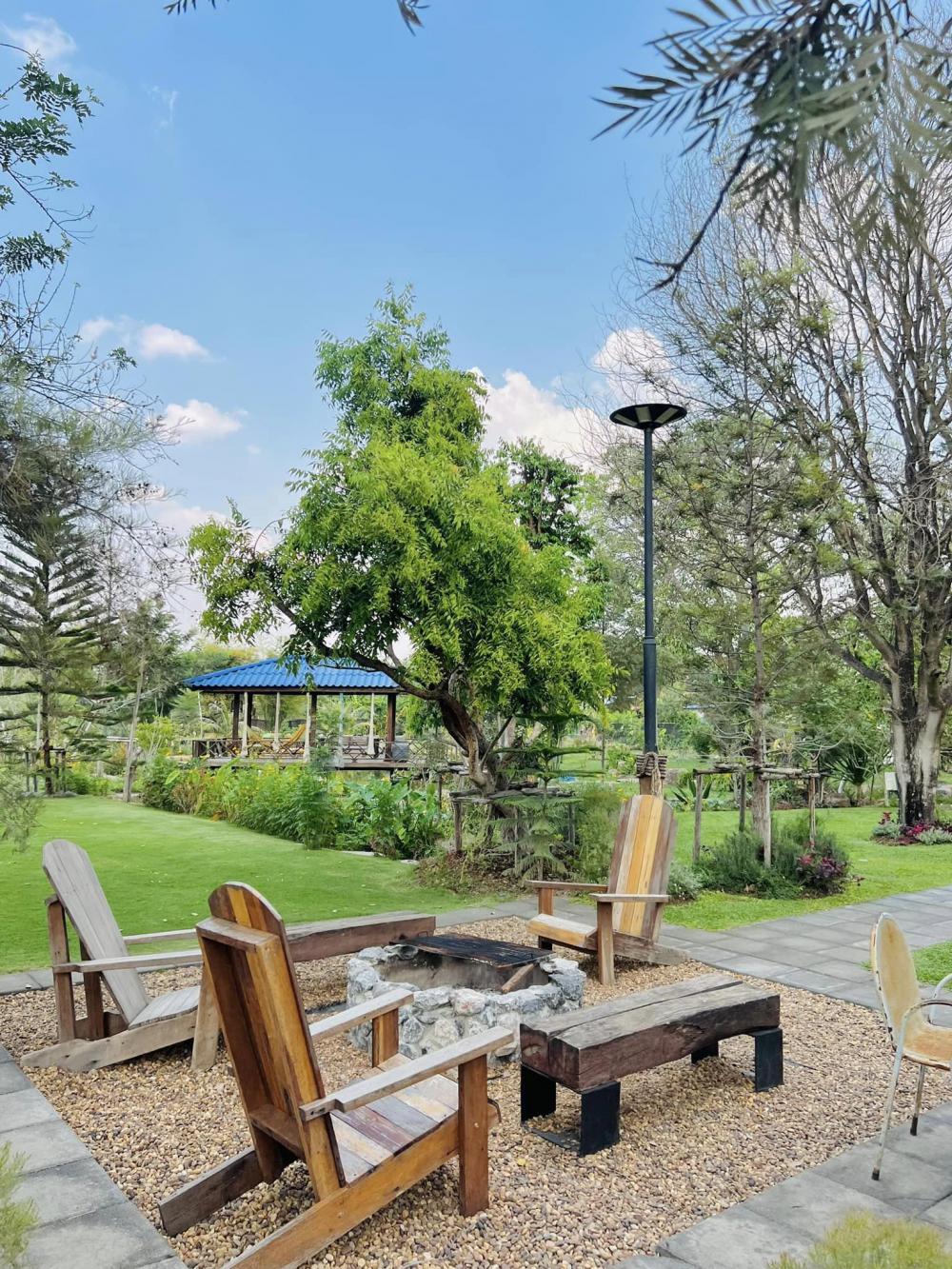 ไอเดียบ้านญี่ปุ่นขนาดเล็ก สวนดอกไม้สนามหญ้า มีลำธารไหลผ่าน บ้านสวนเวลาเขาใหญ่ รูปที่ 28