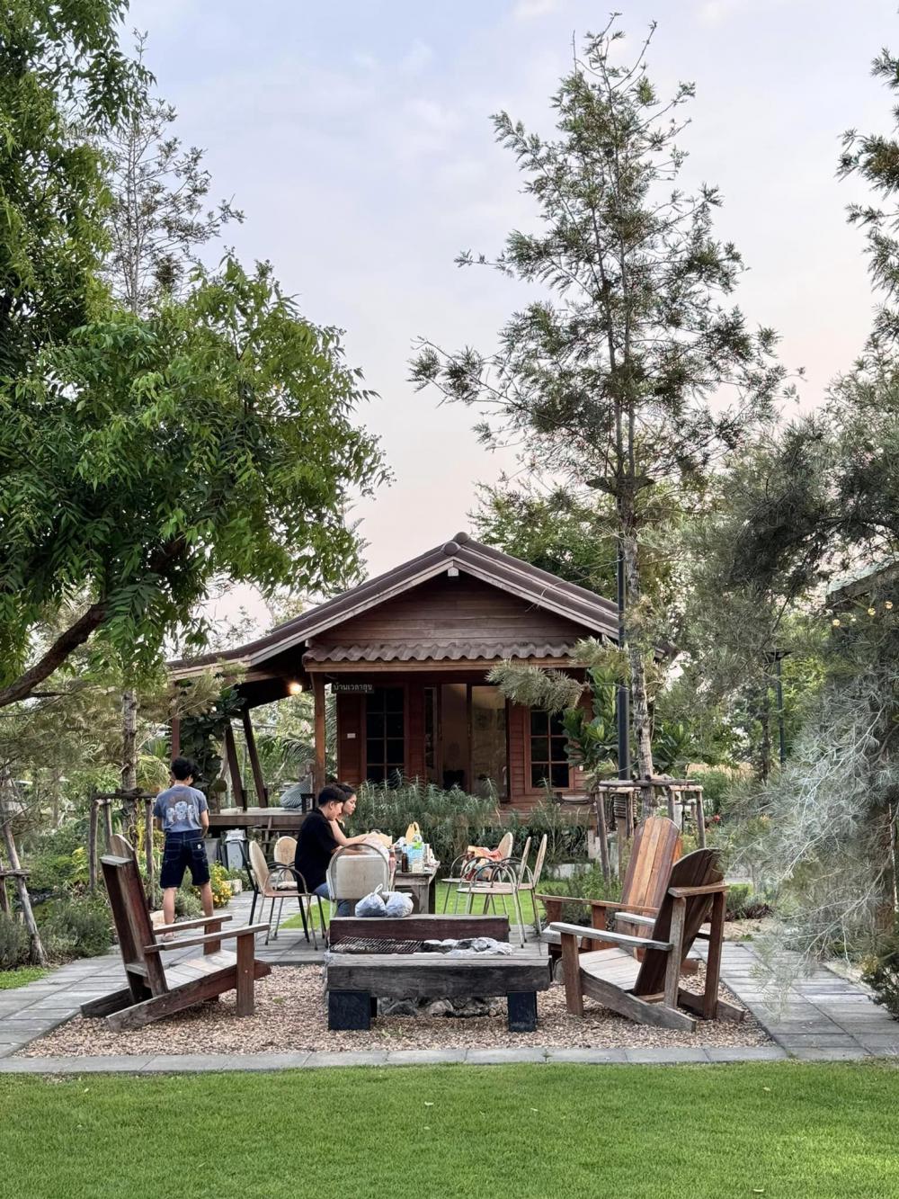 ไอเดียบ้านญี่ปุ่นขนาดเล็ก สวนดอกไม้สนามหญ้า มีลำธารไหลผ่าน บ้านสวนเวลาเขาใหญ่ รูปที่ 6