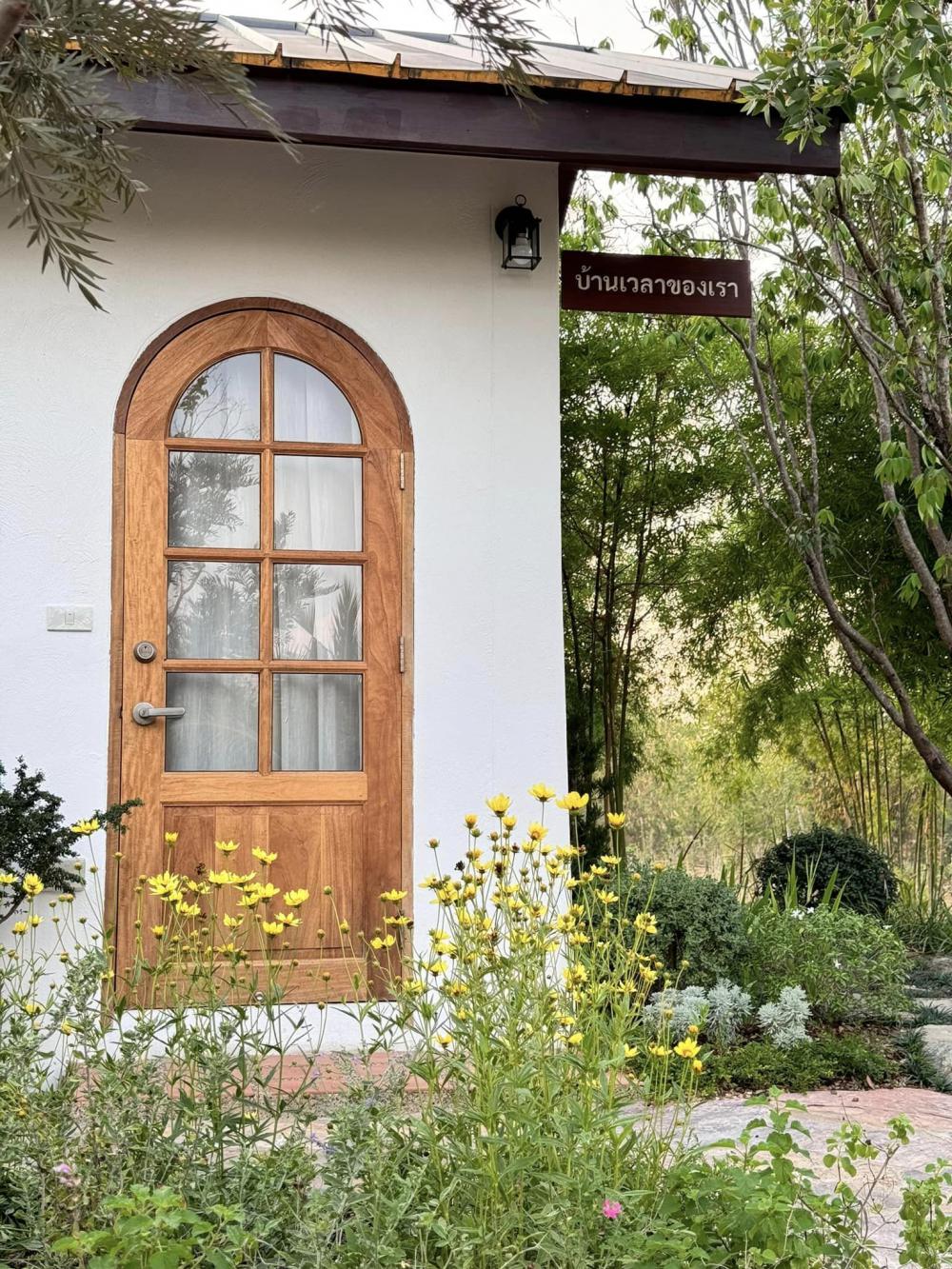 ไอเดียบ้านญี่ปุ่นขนาดเล็ก สวนดอกไม้สนามหญ้า มีลำธารไหลผ่าน บ้านสวนเวลาเขาใหญ่ รูปที่ 8