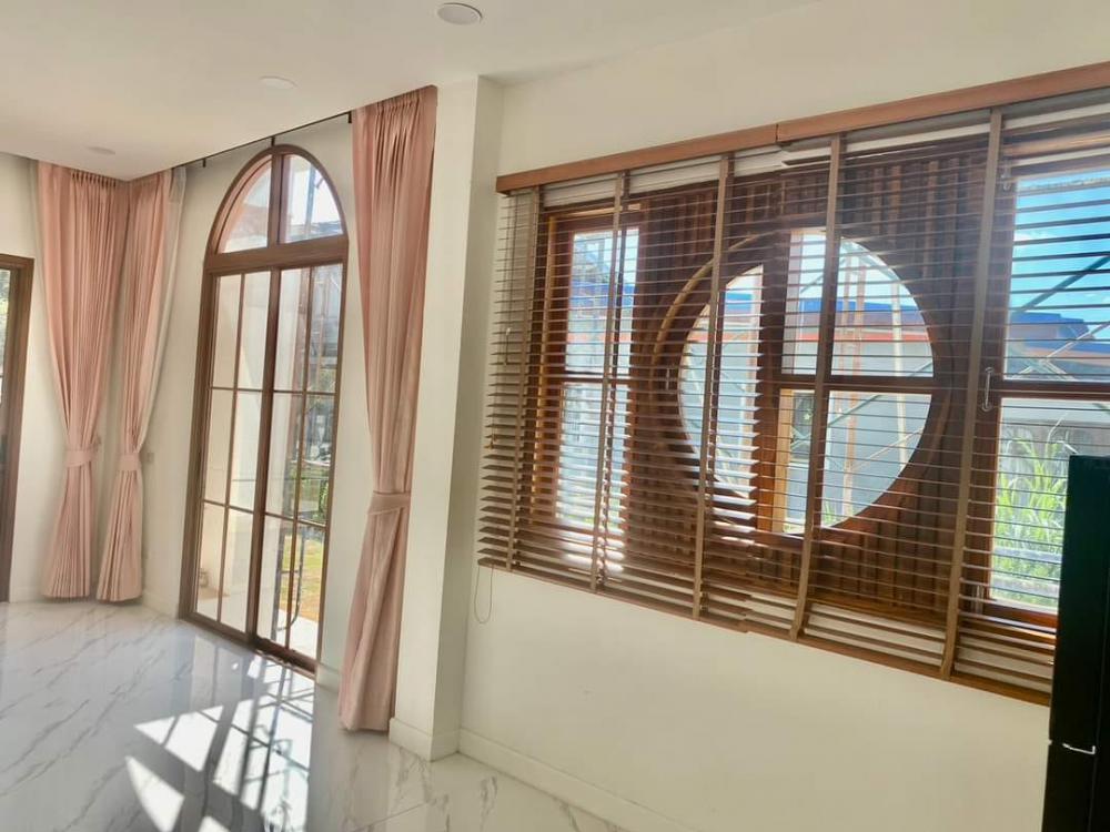 บ้านสไตล์นอดิกผสมจั่ว มินิมอลมูจิ เน้นระเบียง พักผ่อน ดีไซส์ทันสมัย มองแล้วอบอุ่น มากๆ 3 ห้องนอน 2 ห้องน้ำ รูปที่ 7