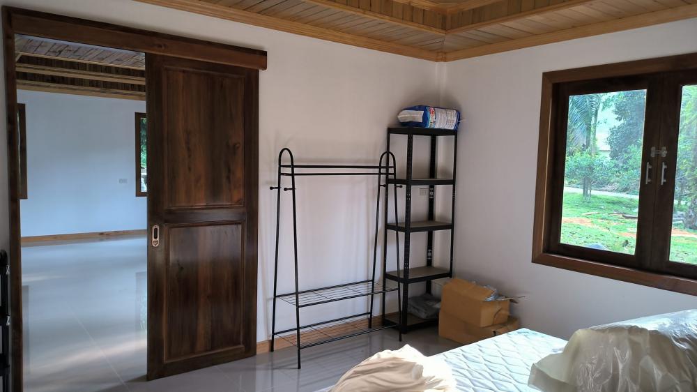 บ้านเดี่ยวทยอยทำงบสองแสนกว่าบาท ภายนอกดูธรรมดา แต่ภายในตกแต่งได้หรูหราและฝ้าทำด้วยไม้ตกแต่งสวยงาม รูปที่ 11