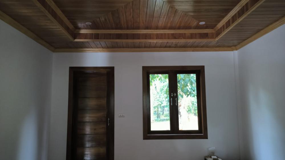 บ้านเดี่ยวทยอยทำงบสองแสนกว่าบาท ภายนอกดูธรรมดา แต่ภายในตกแต่งได้หรูหราและฝ้าทำด้วยไม้ตกแต่งสวยงาม รูปที่ 13