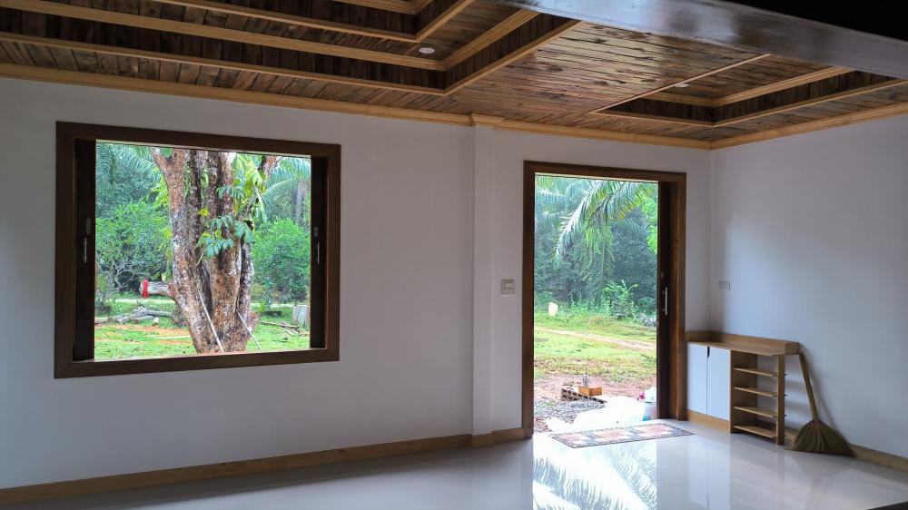 บ้านเดี่ยวทยอยทำงบสองแสนกว่าบาท ภายนอกดูธรรมดา แต่ภายในตกแต่งได้หรูหราและฝ้าทำด้วยไม้ตกแต่งสวยงาม รูปที่ 17