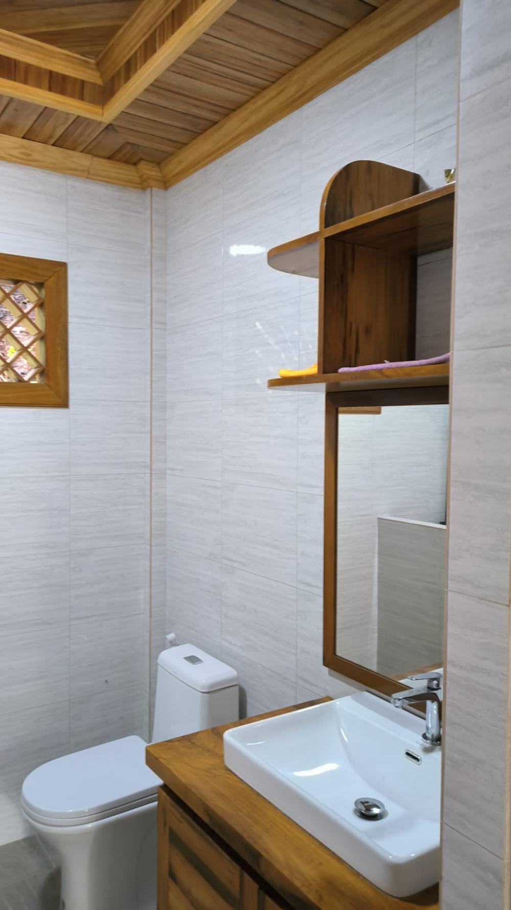 บ้านเดี่ยวทยอยทำงบสองแสนกว่าบาท ภายนอกดูธรรมดา แต่ภายในตกแต่งได้หรูหราและฝ้าทำด้วยไม้ตกแต่งสวยงาม รูปที่ 18