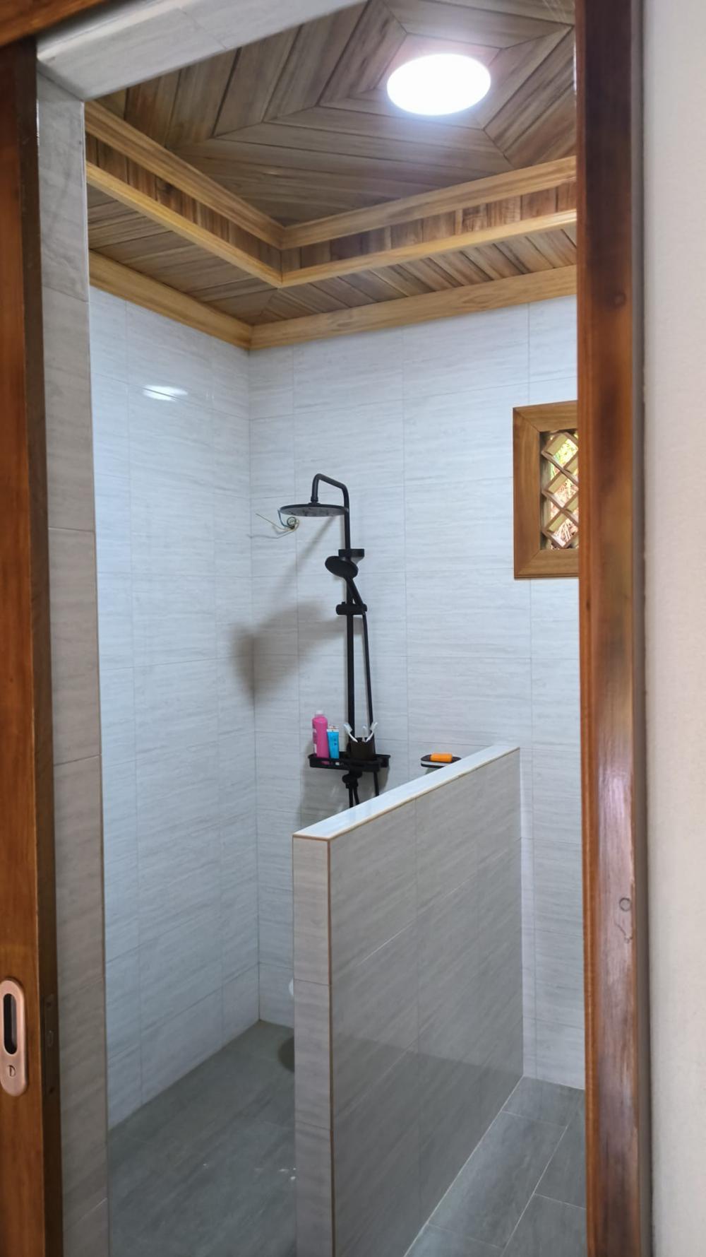 บ้านเดี่ยวทยอยทำงบสองแสนกว่าบาท ภายนอกดูธรรมดา แต่ภายในตกแต่งได้หรูหราและฝ้าทำด้วยไม้ตกแต่งสวยงาม รูปที่ 19