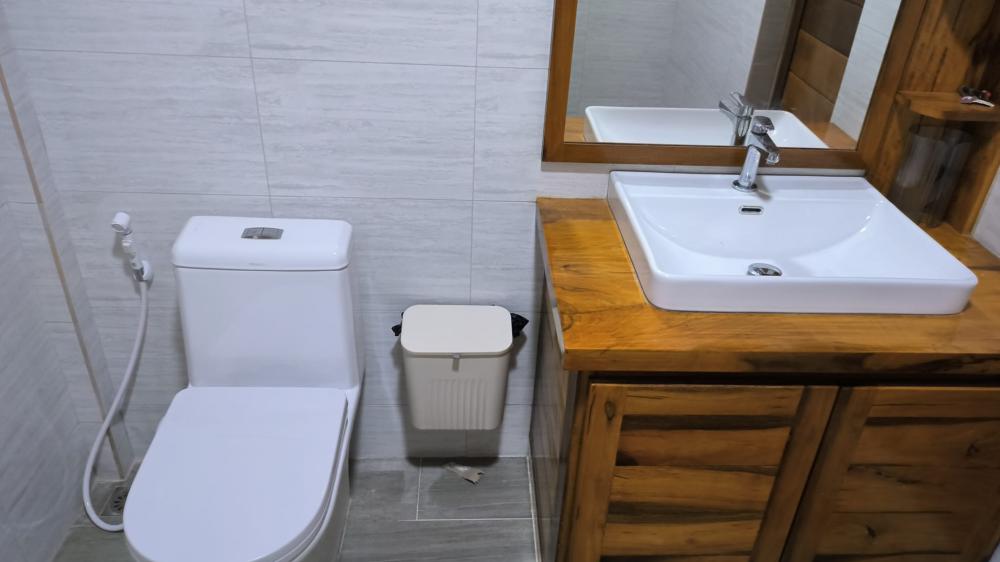 บ้านเดี่ยวทยอยทำงบสองแสนกว่าบาท ภายนอกดูธรรมดา แต่ภายในตกแต่งได้หรูหราและฝ้าทำด้วยไม้ตกแต่งสวยงาม รูปที่ 21