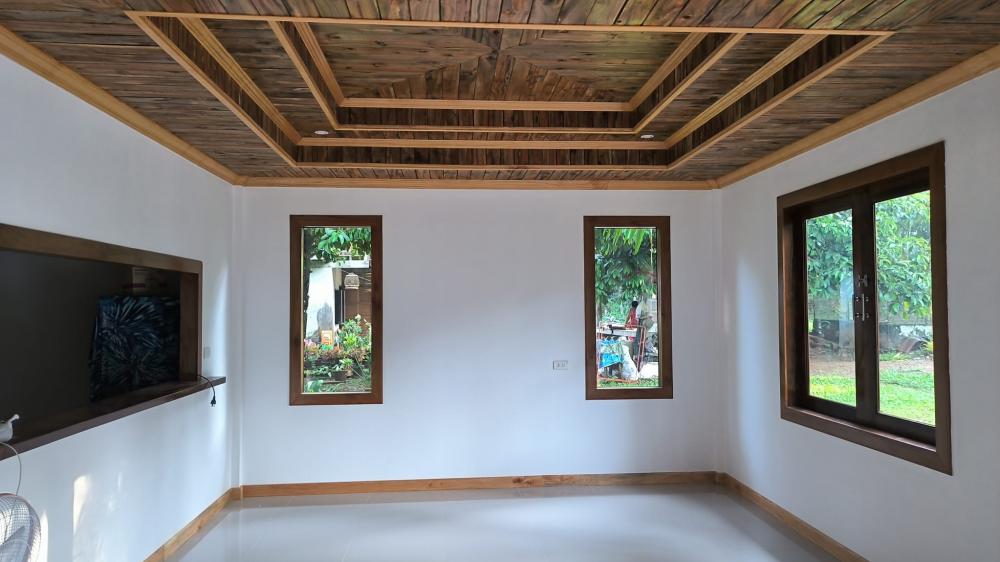 บ้านเดี่ยวทยอยทำงบสองแสนกว่าบาท ภายนอกดูธรรมดา แต่ภายในตกแต่งได้หรูหราและฝ้าทำด้วยไม้ตกแต่งสวยงาม รูปที่ 5