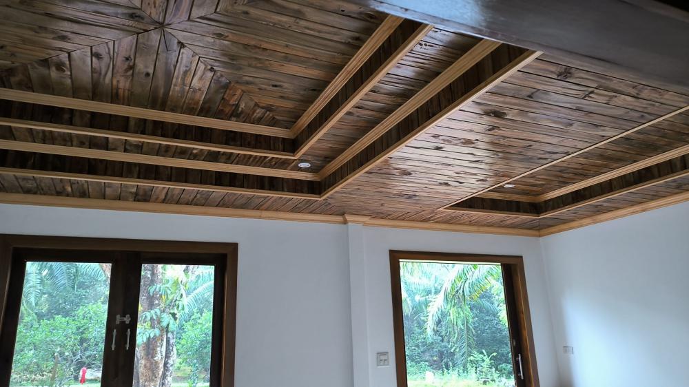 บ้านเดี่ยวทยอยทำงบสองแสนกว่าบาท ภายนอกดูธรรมดา แต่ภายในตกแต่งได้หรูหราและฝ้าทำด้วยไม้ตกแต่งสวยงาม รูปที่ 8