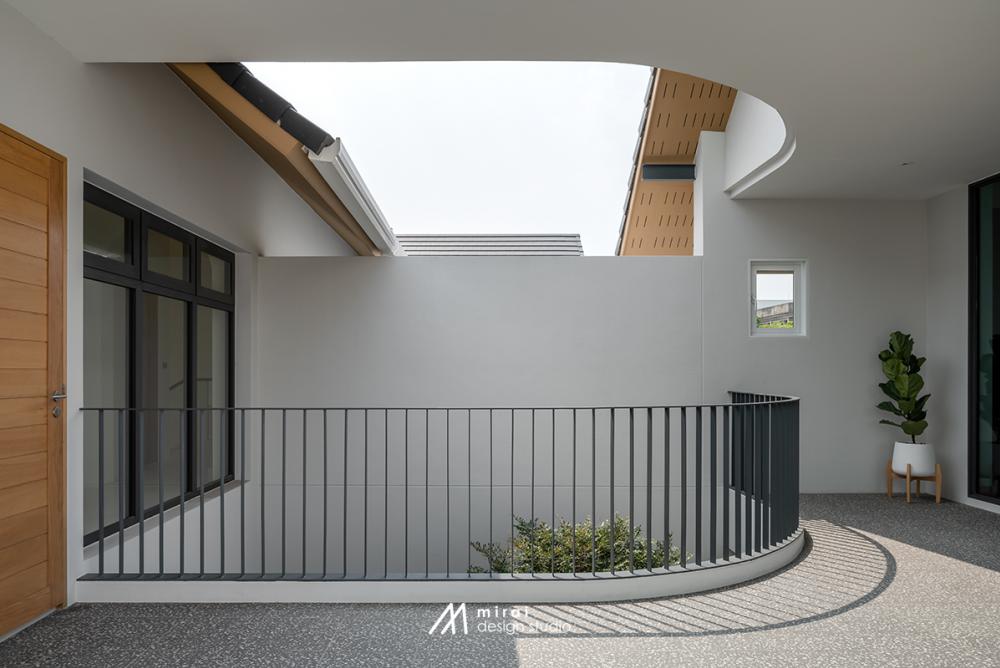 บ้านทรงจั่วสไตล์โมเดิร์น ตกแต่งภายในบ้านหรูหราลงตัว รูปที่ 17