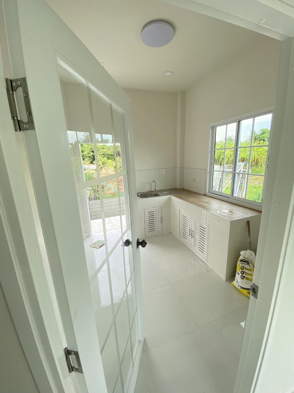 บ้านไสตล์คอสเทจหลังน้อยๆ  ขนาด 2 ห้องนอน 1 ห้องน้ำ งบ 6.5 แสน  ตกแต่งด้วย สีพาสเทล หวานแหวว น่ารัก รูปที่ 9