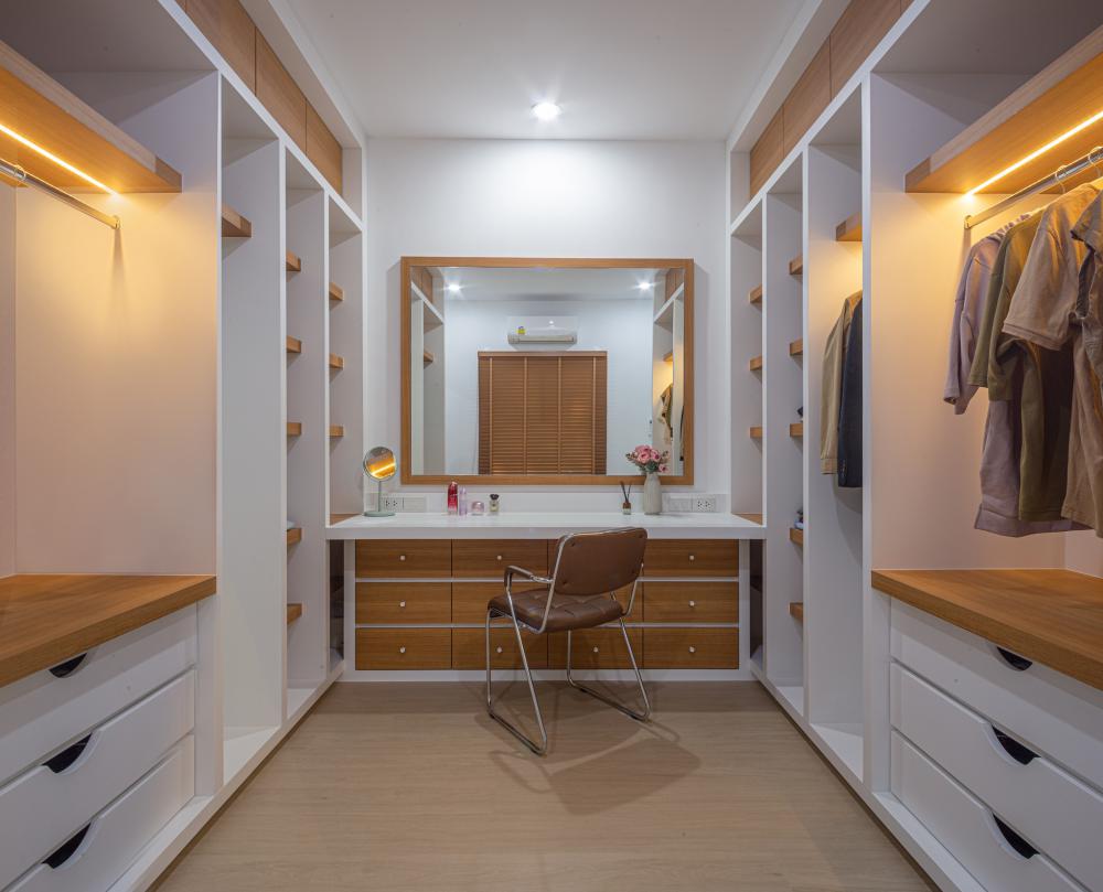 บ้านมินิมอลมูจิกลางสวนยาง มี 2 ห้องนอน 2 ห้องน้ำ 1 ห้องนั่งเล่น และห้องทำงานขนาดใหญ่ สถาปนิกจึงออกแบบให้ห้องนอนและห้องทำงานแยกออกจากกัน  รูปที่ 10