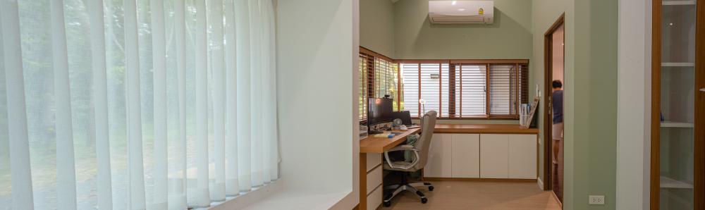 บ้านมินิมอลมูจิกลางสวนยาง มี 2 ห้องนอน 2 ห้องน้ำ 1 ห้องนั่งเล่น และห้องทำงานขนาดใหญ่ สถาปนิกจึงออกแบบให้ห้องนอนและห้องทำงานแยกออกจากกัน  รูปที่ 12