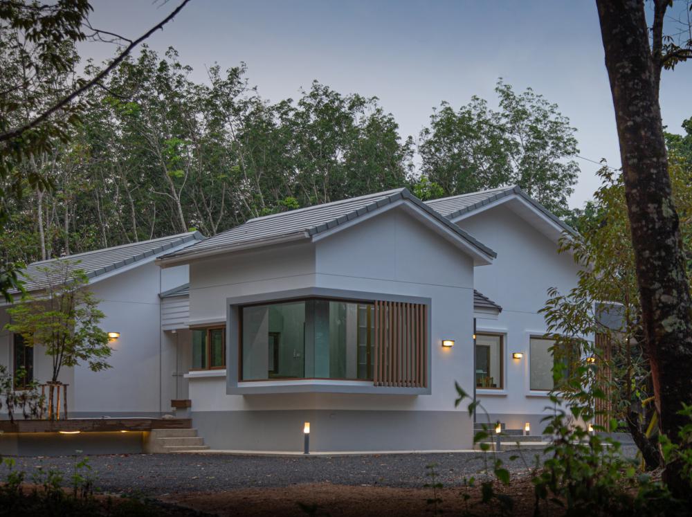 บ้านมินิมอลมูจิกลางสวนยาง มี 2 ห้องนอน 2 ห้องน้ำ 1 ห้องนั่งเล่น และห้องทำงานขนาดใหญ่ สถาปนิกจึงออกแบบให้ห้องนอนและห้องทำงานแยกออกจากกัน  รูปที่ 13