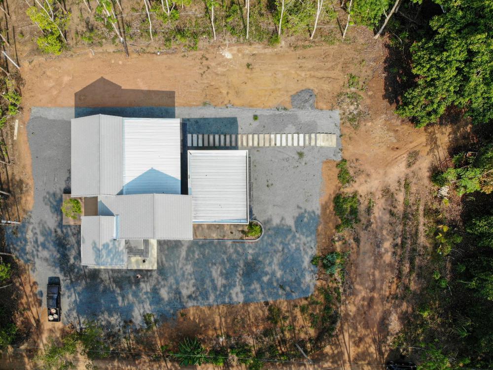 บ้านมินิมอลมูจิกลางสวนยาง มี 2 ห้องนอน 2 ห้องน้ำ 1 ห้องนั่งเล่น และห้องทำงานขนาดใหญ่ สถาปนิกจึงออกแบบให้ห้องนอนและห้องทำงานแยกออกจากกัน  รูปที่ 14