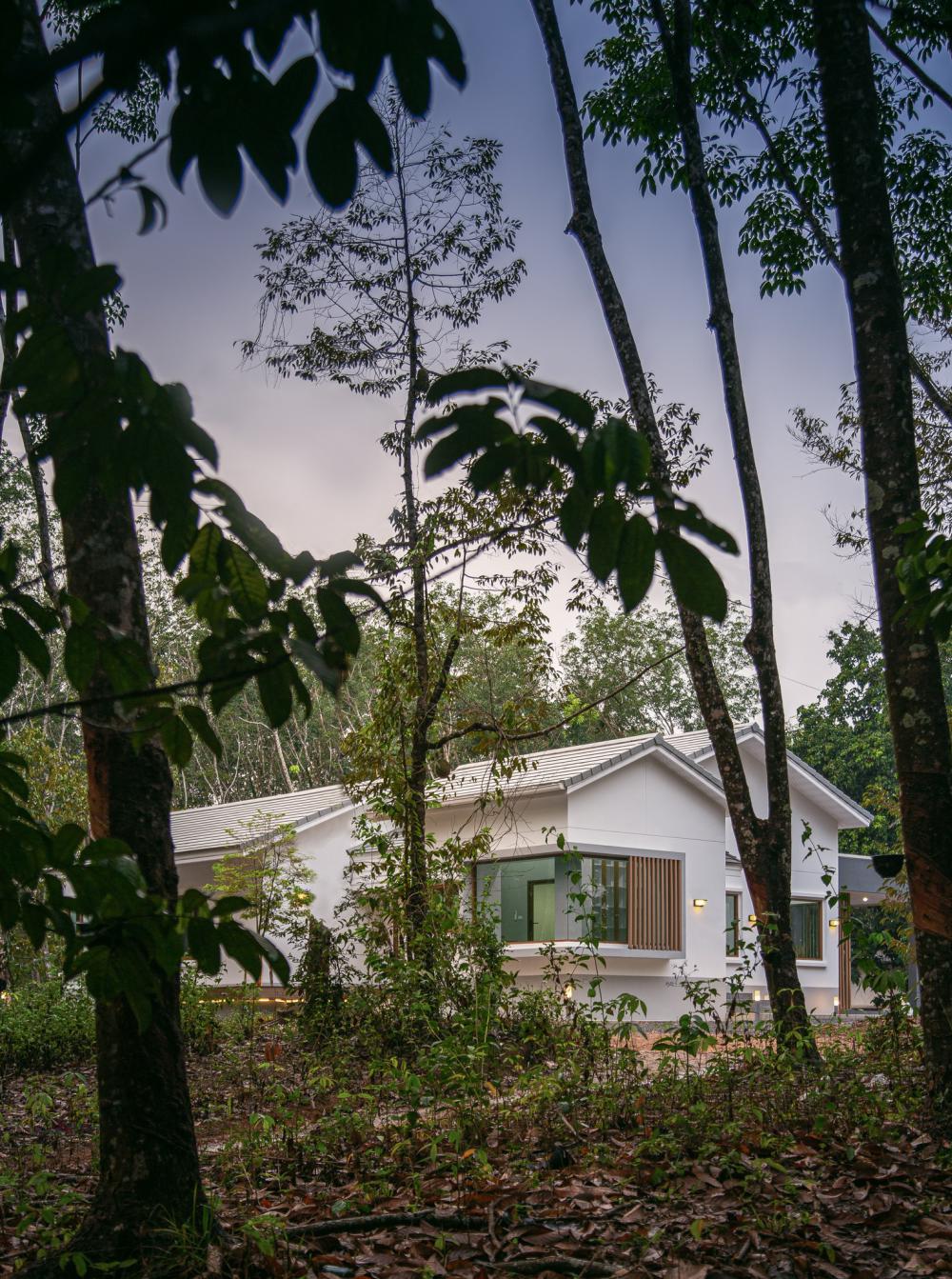 บ้านมินิมอลมูจิกลางสวนยาง มี 2 ห้องนอน 2 ห้องน้ำ 1 ห้องนั่งเล่น และห้องทำงานขนาดใหญ่ สถาปนิกจึงออกแบบให้ห้องนอนและห้องทำงานแยกออกจากกัน  รูปที่ 15