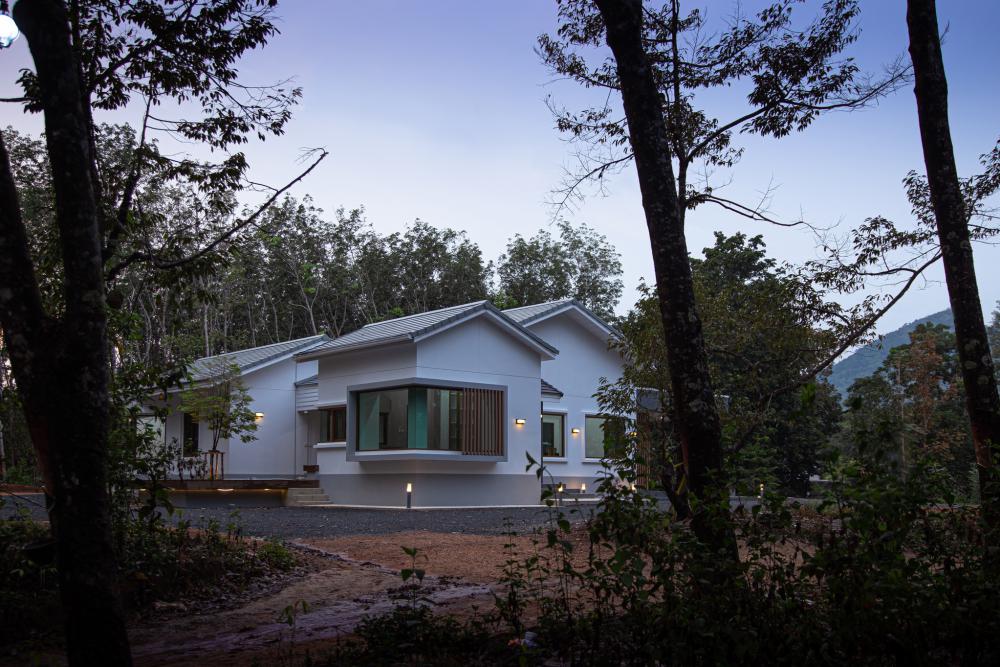 บ้านมินิมอลมูจิกลางสวนยาง มี 2 ห้องนอน 2 ห้องน้ำ 1 ห้องนั่งเล่น และห้องทำงานขนาดใหญ่ สถาปนิกจึงออกแบบให้ห้องนอนและห้องทำงานแยกออกจากกัน  รูปที่ 16