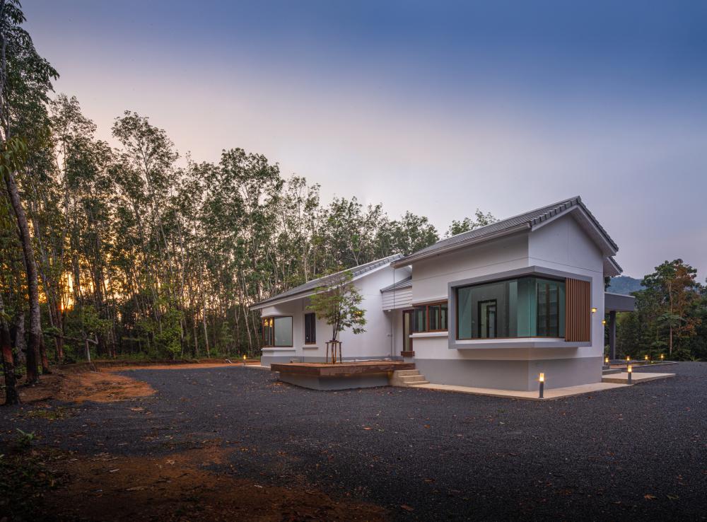 บ้านมินิมอลมูจิกลางสวนยาง มี 2 ห้องนอน 2 ห้องน้ำ 1 ห้องนั่งเล่น และห้องทำงานขนาดใหญ่ สถาปนิกจึงออกแบบให้ห้องนอนและห้องทำงานแยกออกจากกัน  รูปที่ 17