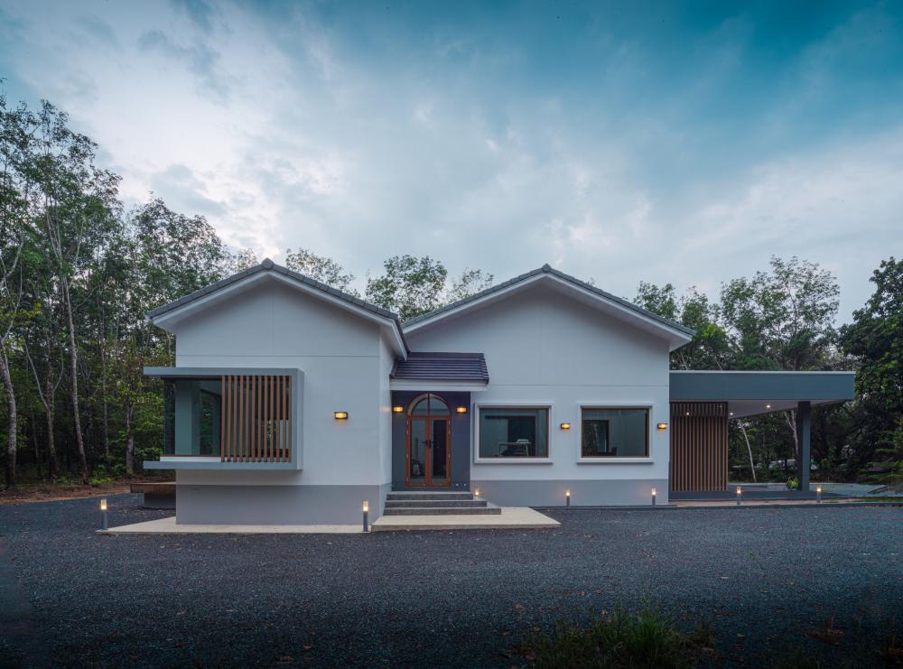 บ้านมินิมอลมูจิกลางสวนยาง มี 2 ห้องนอน 2 ห้องน้ำ 1 ห้องนั่งเล่น และห้องทำงานขนาดใหญ่ สถาปนิกจึงออกแบบให้ห้องนอนและห้องทำงานแยกออกจากกัน  รูปที่ 18