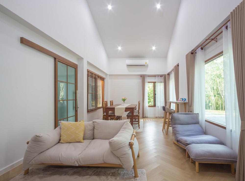 บ้านมินิมอลมูจิกลางสวนยาง มี 2 ห้องนอน 2 ห้องน้ำ 1 ห้องนั่งเล่น และห้องทำงานขนาดใหญ่ สถาปนิกจึงออกแบบให้ห้องนอนและห้องทำงานแยกออกจากกัน  รูปที่ 3