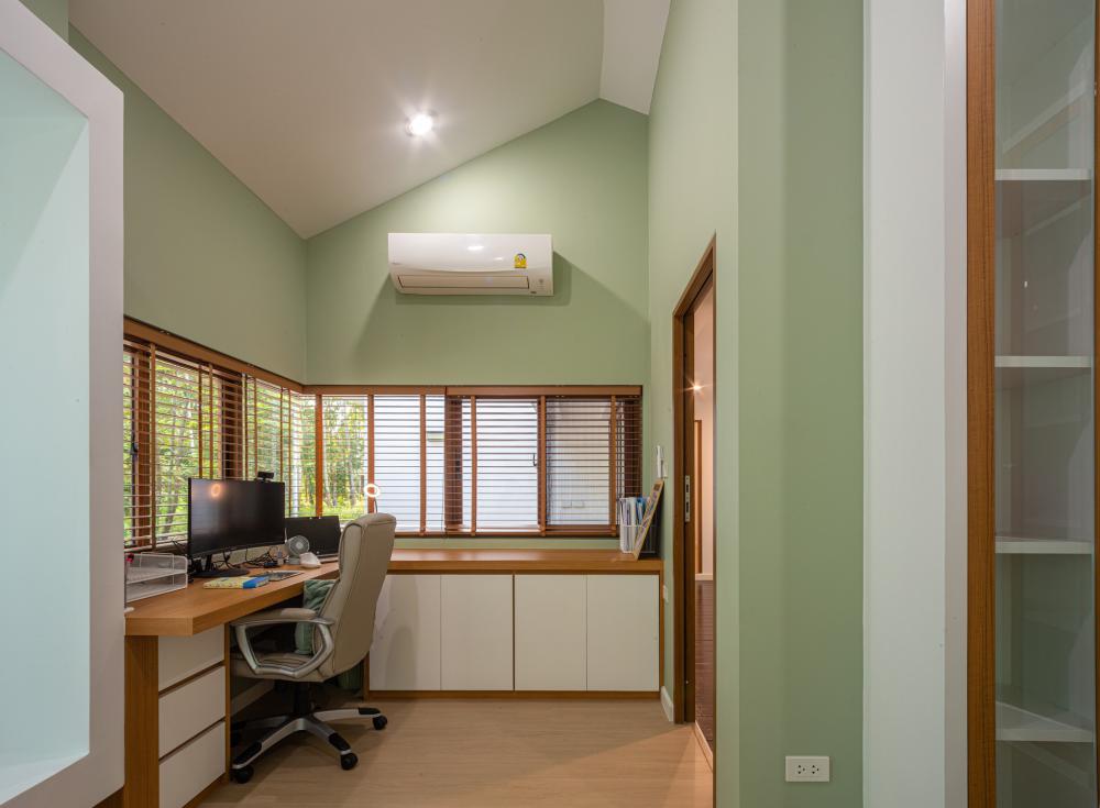 บ้านมินิมอลมูจิกลางสวนยาง มี 2 ห้องนอน 2 ห้องน้ำ 1 ห้องนั่งเล่น และห้องทำงานขนาดใหญ่ สถาปนิกจึงออกแบบให้ห้องนอนและห้องทำงานแยกออกจากกัน  รูปที่ 4