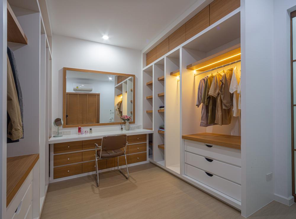 บ้านมินิมอลมูจิกลางสวนยาง มี 2 ห้องนอน 2 ห้องน้ำ 1 ห้องนั่งเล่น และห้องทำงานขนาดใหญ่ สถาปนิกจึงออกแบบให้ห้องนอนและห้องทำงานแยกออกจากกัน  รูปที่ 5