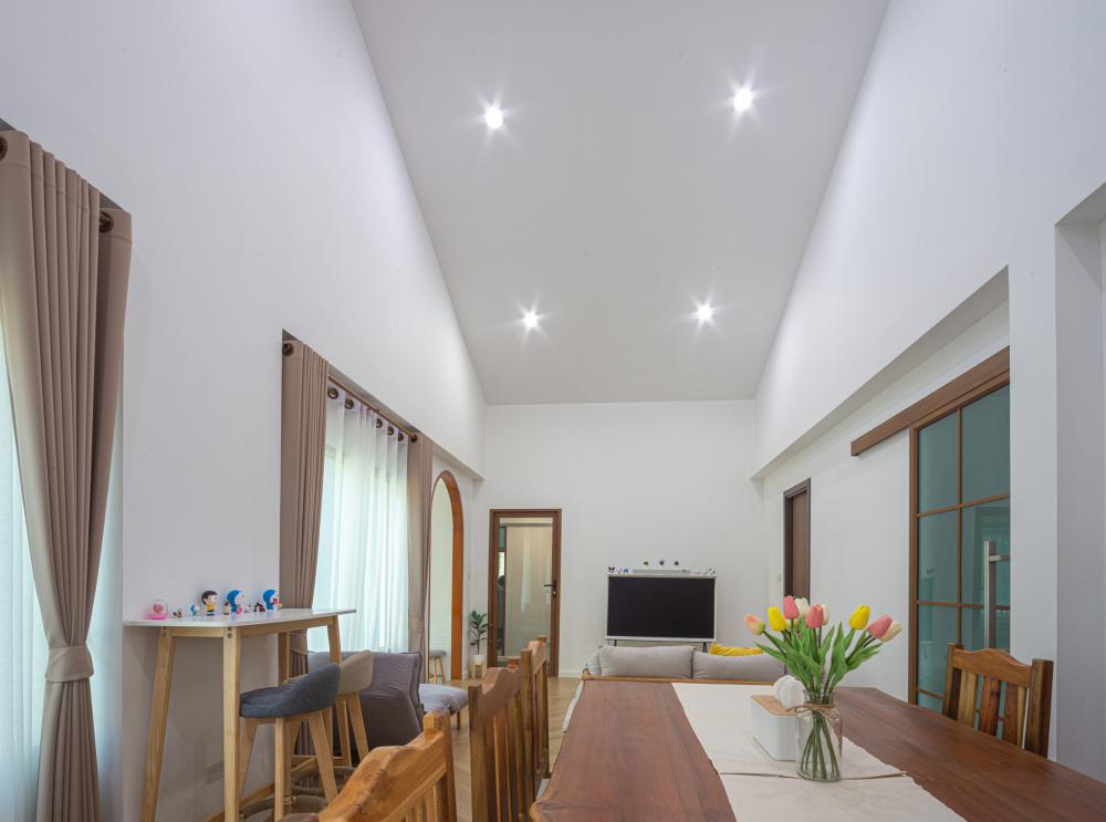 บ้านมินิมอลมูจิกลางสวนยาง มี 2 ห้องนอน 2 ห้องน้ำ 1 ห้องนั่งเล่น และห้องทำงานขนาดใหญ่ สถาปนิกจึงออกแบบให้ห้องนอนและห้องทำงานแยกออกจากกัน  รูปที่ 6