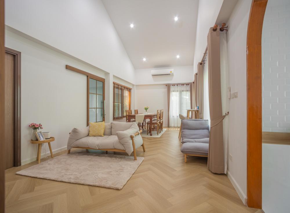 บ้านมินิมอลมูจิกลางสวนยาง มี 2 ห้องนอน 2 ห้องน้ำ 1 ห้องนั่งเล่น และห้องทำงานขนาดใหญ่ สถาปนิกจึงออกแบบให้ห้องนอนและห้องทำงานแยกออกจากกัน  รูปที่ 7