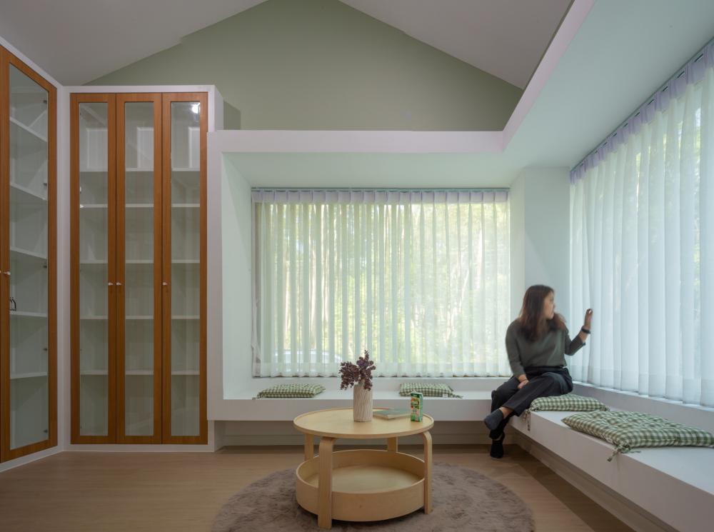 บ้านมินิมอลมูจิกลางสวนยาง มี 2 ห้องนอน 2 ห้องน้ำ 1 ห้องนั่งเล่น และห้องทำงานขนาดใหญ่ สถาปนิกจึงออกแบบให้ห้องนอนและห้องทำงานแยกออกจากกัน  รูปที่ 8