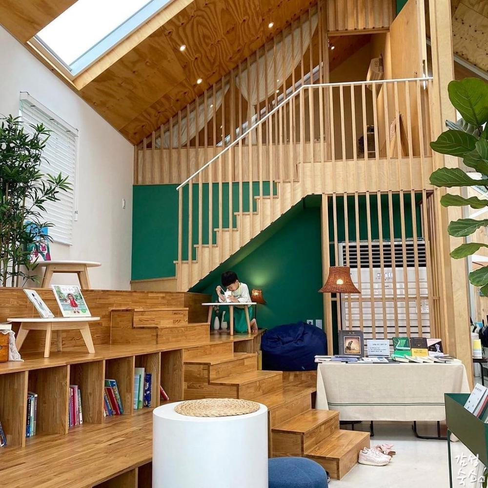 นอร์ดิกสไตล์แบบห้องนั่งเล่นหรือคาเฟ่ สำหรับเป็นไอเดีย รูปที่ 16