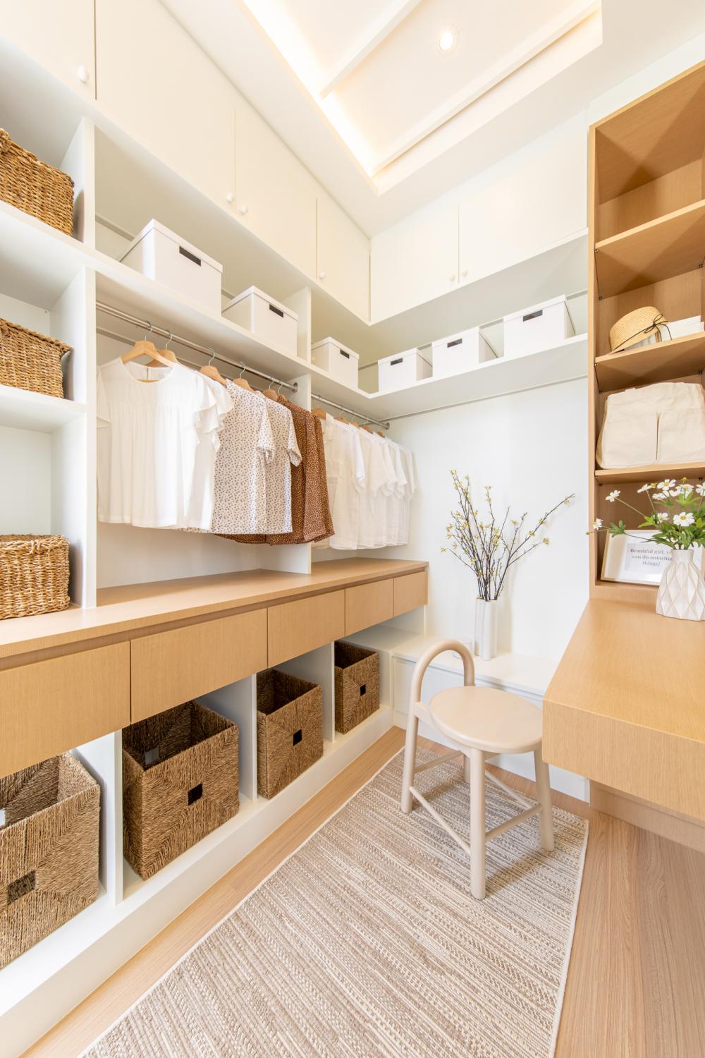 บ้านสไตล์โมเดิร์นที่สวยงาม ภายนอกสีขาวและหน้าต่างบานใหญ่ รูปที่ 10