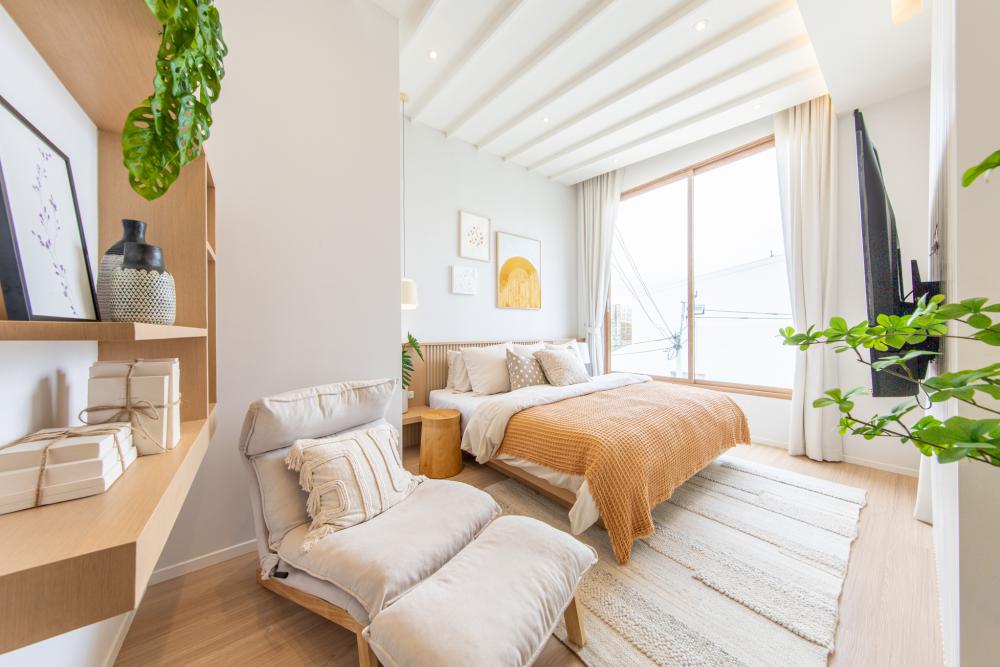 บ้านสไตล์โมเดิร์นที่สวยงาม ภายนอกสีขาวและหน้าต่างบานใหญ่ รูปที่ 11