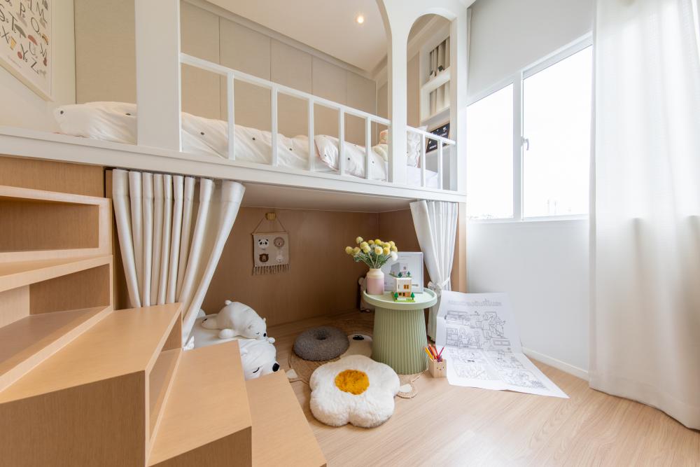 บ้านสไตล์โมเดิร์นที่สวยงาม ภายนอกสีขาวและหน้าต่างบานใหญ่ รูปที่ 12