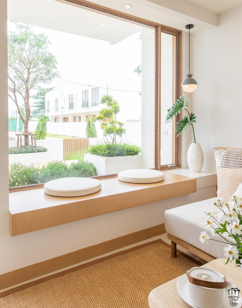 บ้านสไตล์โมเดิร์นที่สวยงาม ภายนอกสีขาวและหน้าต่างบานใหญ่ รูปที่ 14