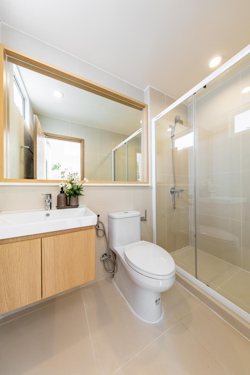 บ้านสไตล์โมเดิร์นที่สวยงาม ภายนอกสีขาวและหน้าต่างบานใหญ่ รูปที่ 15