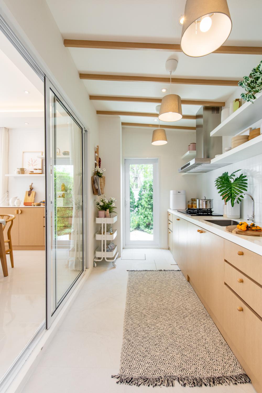 บ้านสไตล์โมเดิร์นที่สวยงาม ภายนอกสีขาวและหน้าต่างบานใหญ่ รูปที่ 16