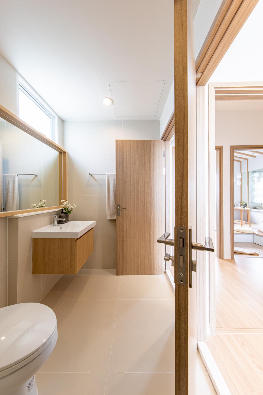 บ้านสไตล์โมเดิร์นที่สวยงาม ภายนอกสีขาวและหน้าต่างบานใหญ่ รูปที่ 17