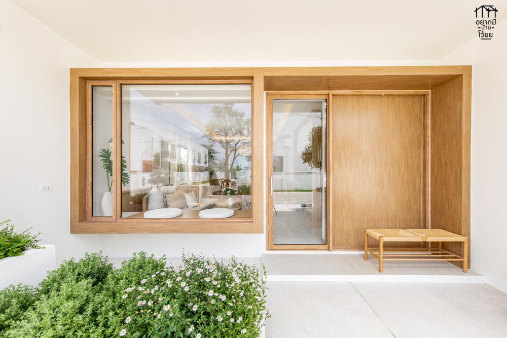 บ้านสไตล์โมเดิร์นที่สวยงาม ภายนอกสีขาวและหน้าต่างบานใหญ่ รูปที่ 3