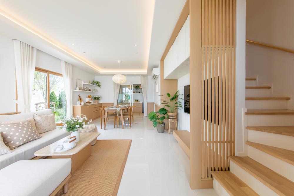 บ้านสไตล์โมเดิร์นที่สวยงาม ภายนอกสีขาวและหน้าต่างบานใหญ่ รูปที่ 4