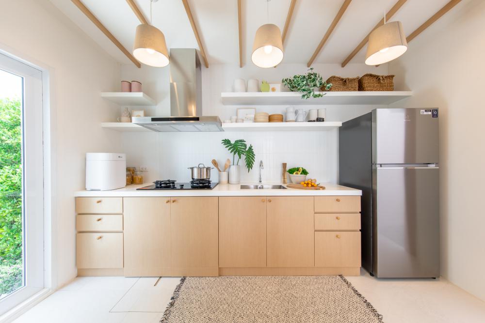 บ้านสไตล์โมเดิร์นที่สวยงาม ภายนอกสีขาวและหน้าต่างบานใหญ่ รูปที่ 6