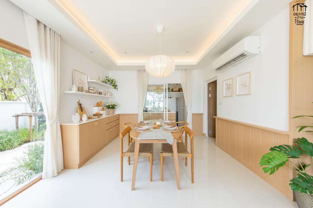 บ้านสไตล์โมเดิร์นที่สวยงาม ภายนอกสีขาวและหน้าต่างบานใหญ่ รูปที่ 7