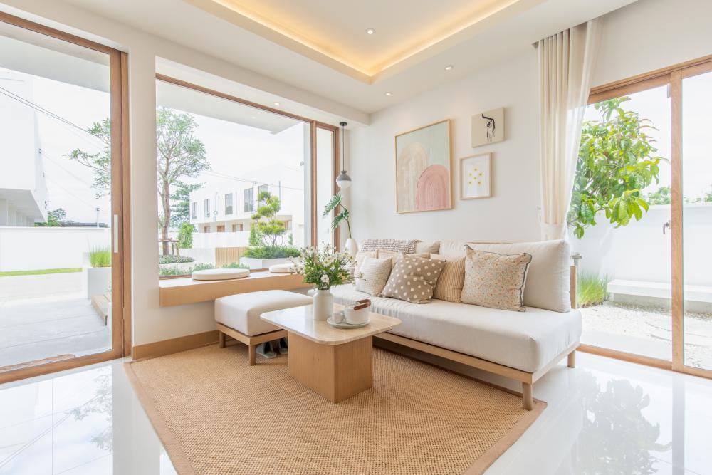 บ้านสไตล์โมเดิร์นที่สวยงาม ภายนอกสีขาวและหน้าต่างบานใหญ่ รูปที่ 9