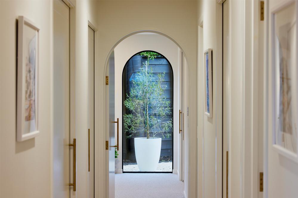 ไอเดียบ้านสไตล์มินิมอลต่างชาติยกพื้นสูง โทนขาวน้ำตาลอ่อนละมุนมินิมอลมาก รูปที่ 12