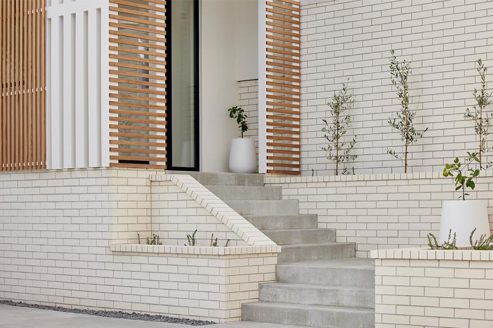 ไอเดียบ้านสไตล์มินิมอลต่างชาติยกพื้นสูง โทนขาวน้ำตาลอ่อนละมุนมินิมอลมาก รูปที่ 24