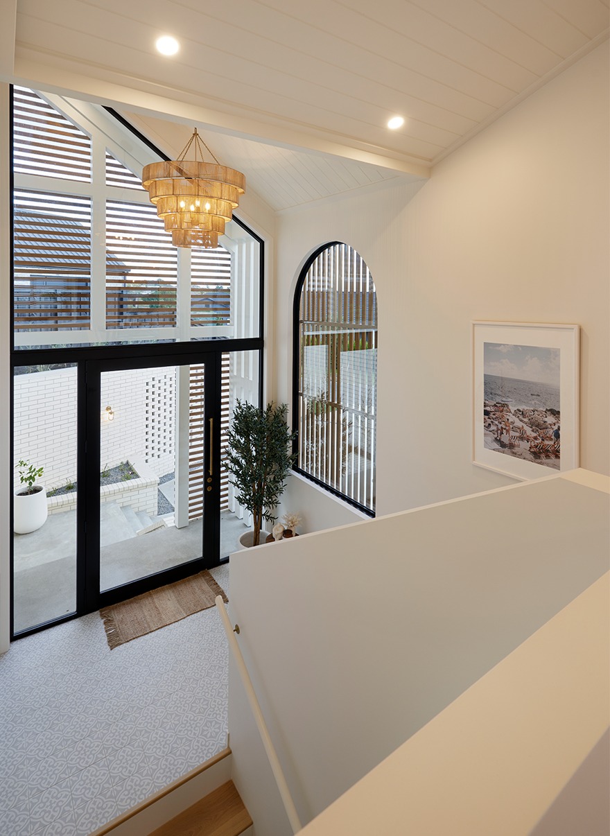 ไอเดียบ้านสไตล์มินิมอลต่างชาติยกพื้นสูง โทนขาวน้ำตาลอ่อนละมุนมินิมอลมาก รูปที่ 9