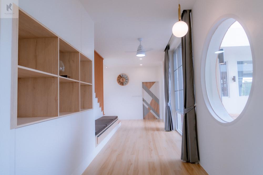 บ้านโมเดิร์นทรงกล่องมินิมอล สองชั้น 4 ห้องนอน 5 ห้องน้ำ รูปที่ 3