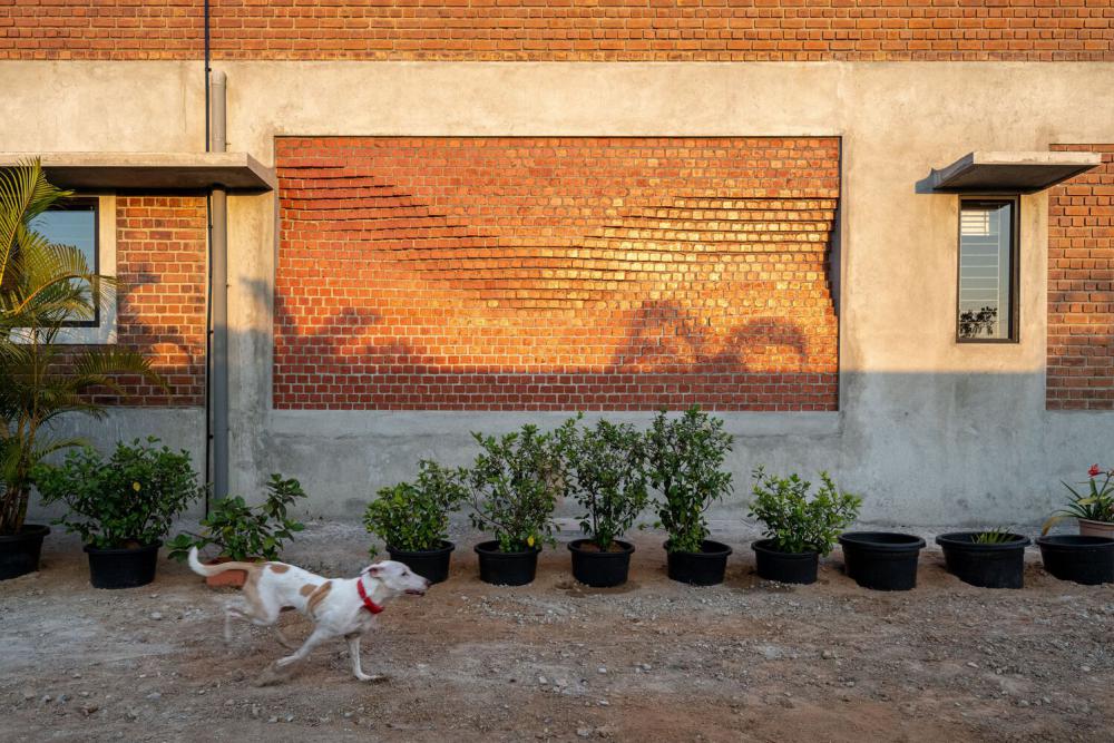 บ้านสไตล์โมเดิร์นลอฟปูนเปลือยโชว์อิฐบล็อก รูปที่ 12